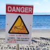 「波打ち際から85度の温泉が湧き出ます」　鹿児島の砂浜に設置された注意看板が斬新す